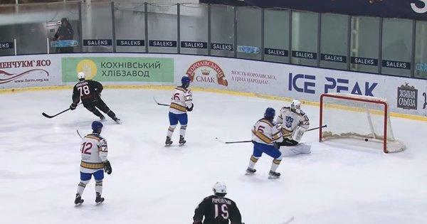 Гра, в якій було забито вісім голів, відкрила новий сезон чемпіонату України з хокею - діючий чемпіон вразив новачка, завдавши йому нищівної поразки.