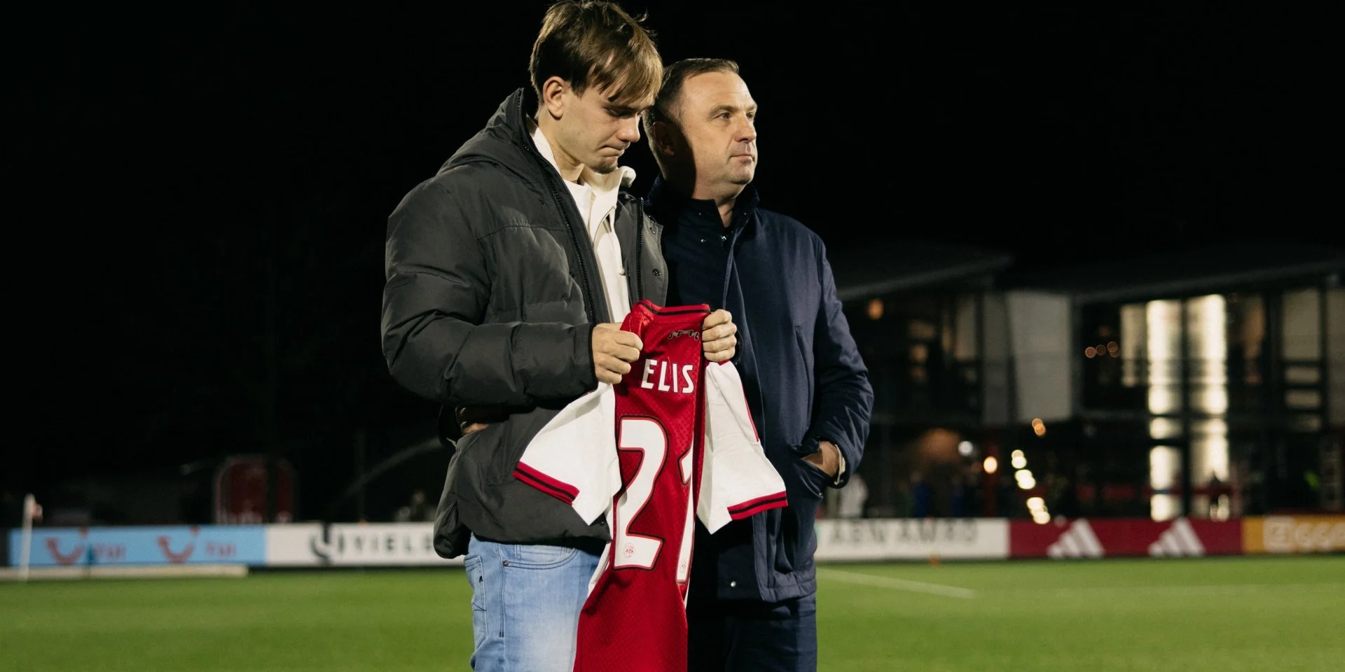 У Нідерландах матч було зупинено на знак пошани до дівчини, пов'язаної з чемпіоном Євро-2025, яка стала жертвою автомобільної аварії. -- дивіться відео.