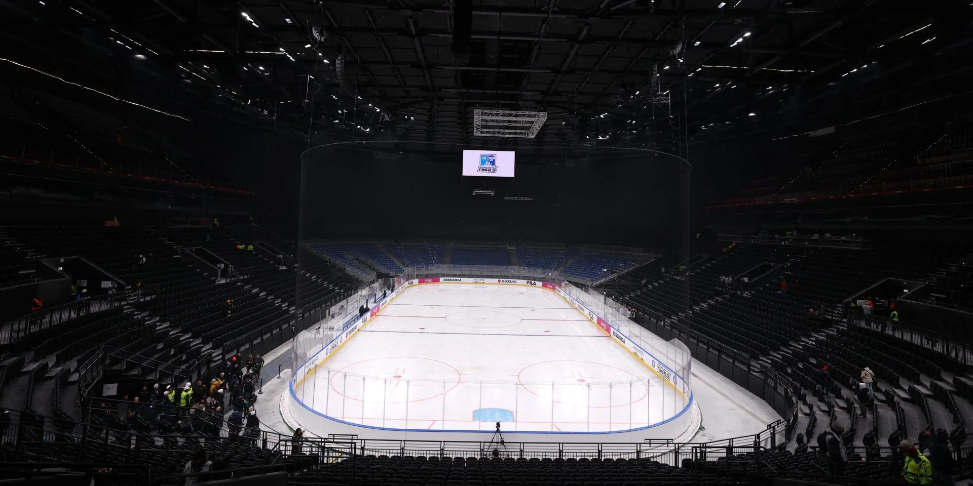 Отвір в крижаній поверхні: хокейний стадіон не витримав перевірки перед Олімпіадою-2026.