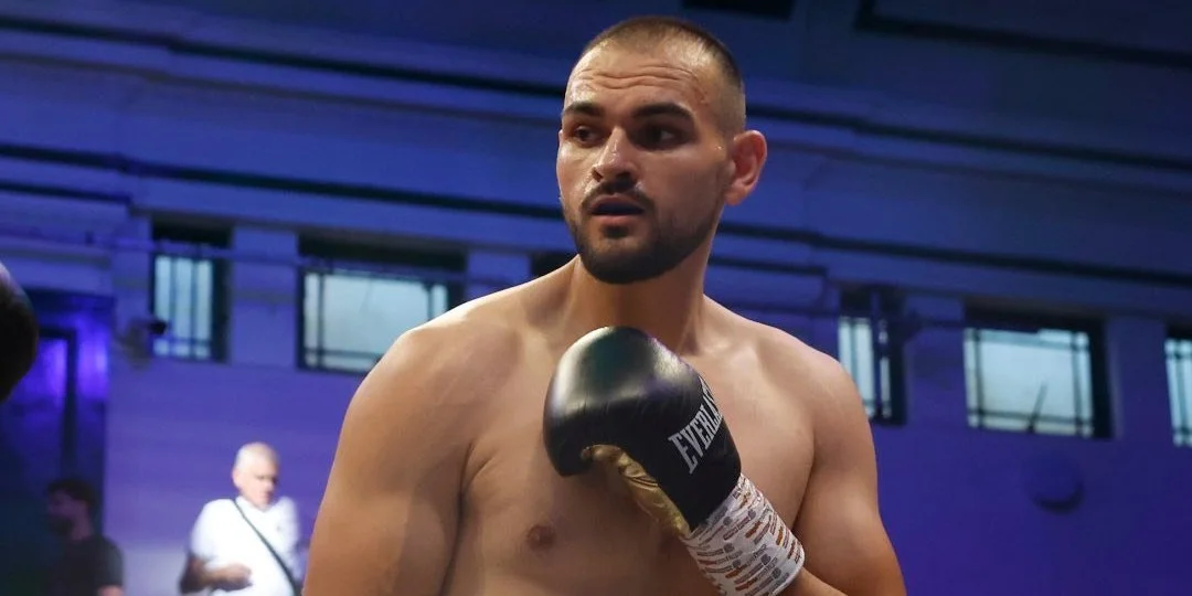 Брат Тайсона Ф'юрі відправив 42-річного опонента в нокаут у четвертому раунді – дивіться відео.