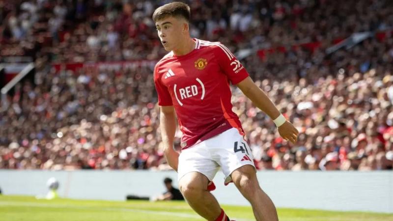 Вихованець Манчестер Юнайтед залишає команду - перспективний молодий футболіст вирушає до аутсайдера Чемпіоншипу, повідомляє Футбол24.