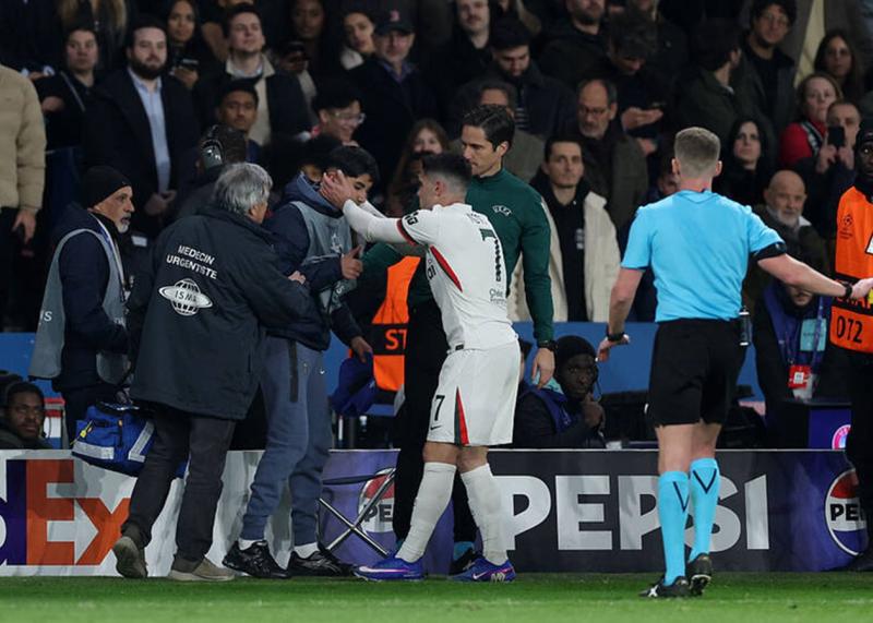 УЄФА вирішила вжити заходів: Педру Нету вчинив безцеремонний вчинок щодо болільника і натомість подарував йому футболку.