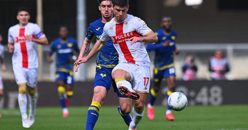 Травма Маліновського: українець був змушений залишити поле під час поєдинку Дженоа з Вероною.