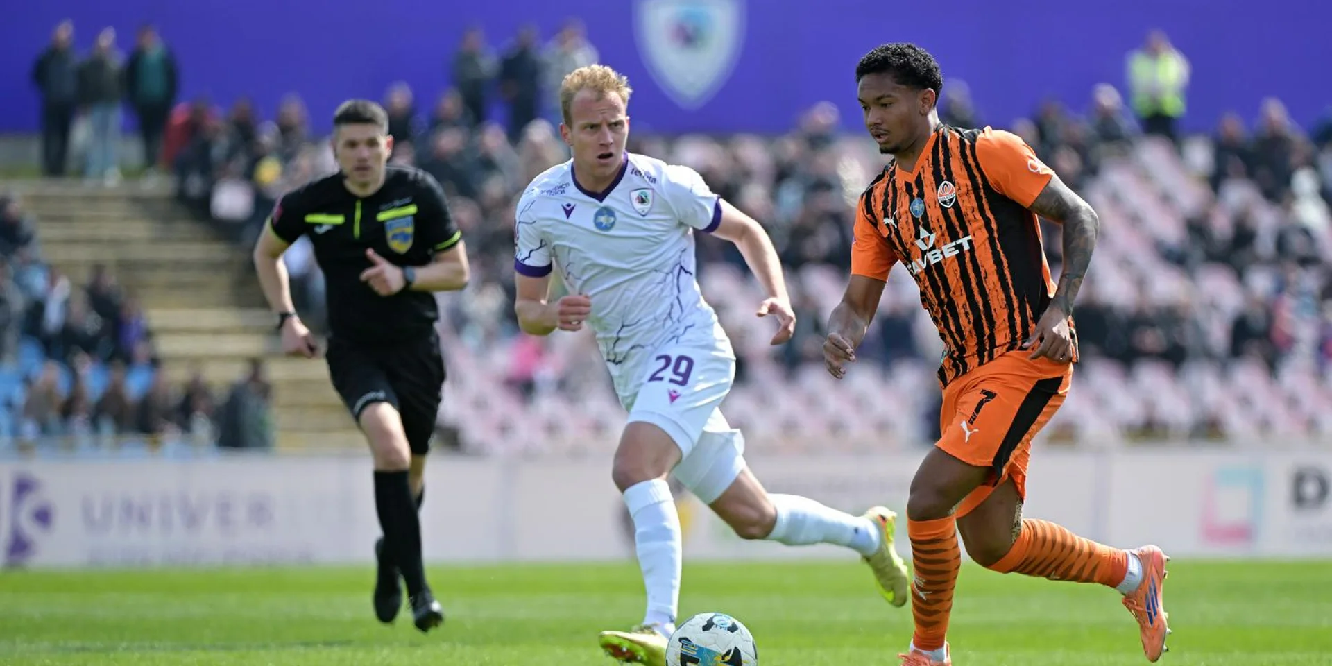 Два автогольові удари та голевая передача від воротаря. У поєдинку лідерів УПЛ між Шахтарем і ЛНЗ було зафіксовано чотири забиті м'ячі – дивіться відео.