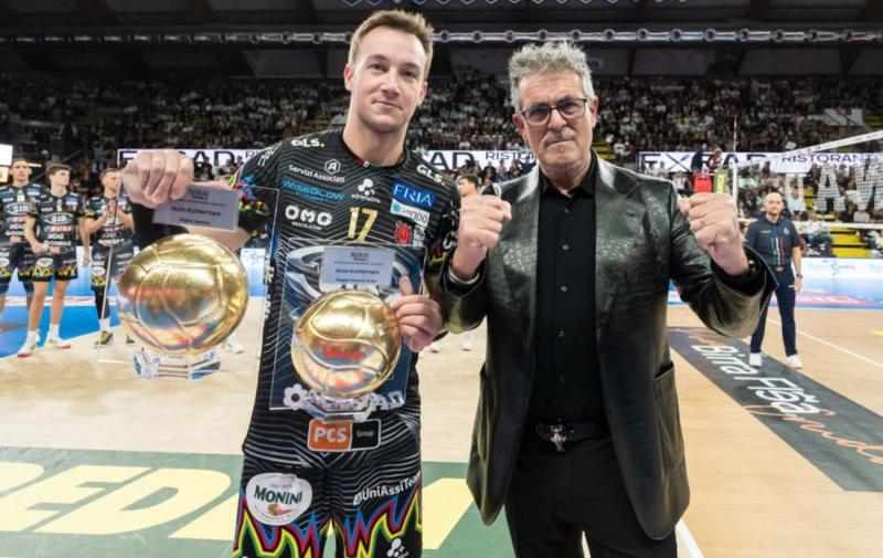 Плотницький був нагороджений відзнаками волейбольної Серії А за досягнення рекорду та видатні результати.