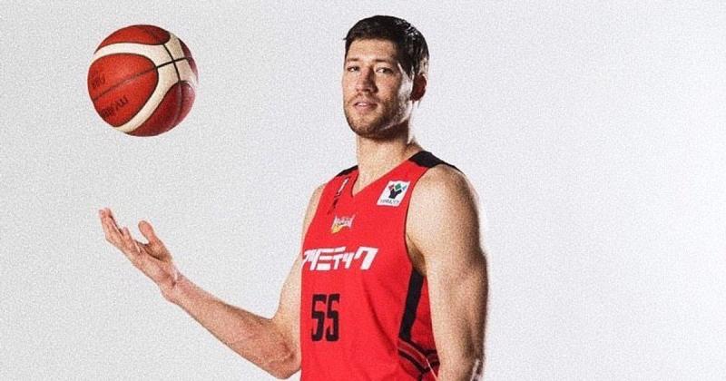 З висотою 212 см, він є професійним баскетболістом та власником флоту: що ми знаємо про другого учасника нового сезону шоу 