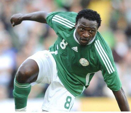 Колишній гравець збірної Нігерії пішов з життя на футбольному полі під час гри.